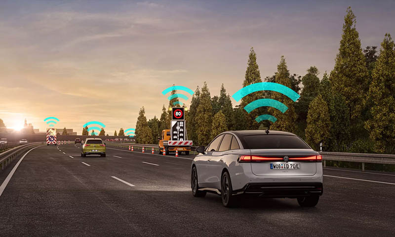 La funzione di avviso su inconvenienti legati al traffico1 supporta il conducente con informazioni utili, inclusi avvisi sui lavori in corso o sui veicoli di soccorso. La tecnologia Car2X utilizza il WiFi per comunicare (pWLAN).