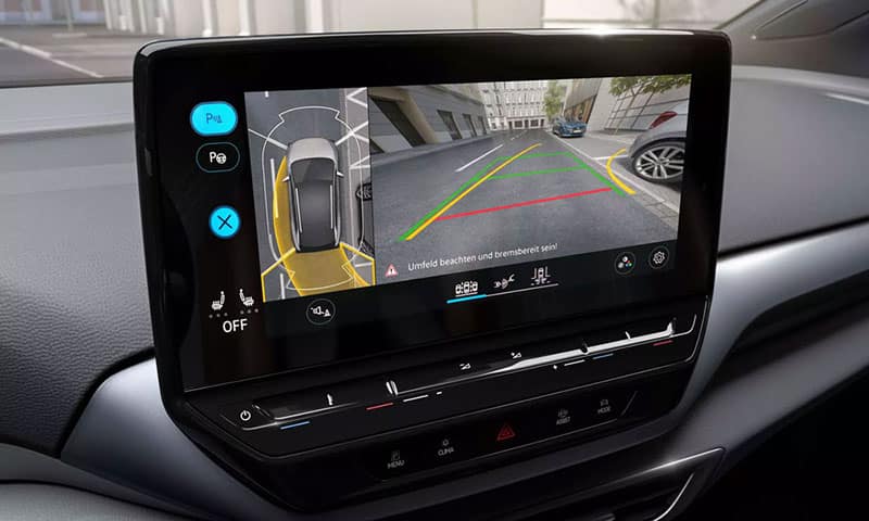 Manovrare nel trafficato centro cittadino, in un parcheggio multipiano o su terreni sconnessi: sono molte le situazioni in cui gli automobilisti avrebbero bisogno di qualche occhio in più. Con l'Area View1, quattro telecamere catturano le immagini dell’area intorno alla vettura e trasferiscono informazioni utili sullo schermo del sistema di infotainment. Ad esempio, puoi vedere meglio i marciapiedi o le linee di parcheggio, o grazie ad Area View a 360 gradi.