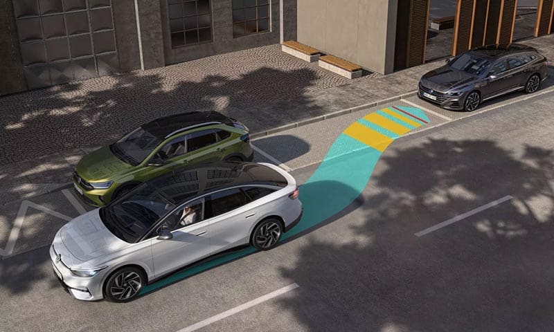 Park Assist Plus: non appena passa accanto ad un'opportunità di parcheggio, è in grado di dirti se lo spazio rilevato è grande abbastanza – ma non solo: successivamente può anche parcheggiarsi autonomamente. Fino a una velocità di 40 km/h, il Park Assist Plus cerca permanentemente spazi di parcheggio longitudinali (o “a pettine”) idonei. Fino a una velocità di 20 km/h cerca anche parcheggi trasversali. Quando hai scelto uno dei parcheggi individuati, puoi avviare la procedura di parcheggio. Il Park Assist Plus eseguirà per te le necessarie manovre. Tu dovrai semplicemente sorvegliare la procedura di parcheggio e intervenire all'occorrenza.