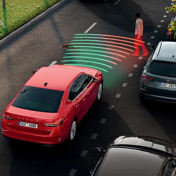 01_Superb_Front-Assist-con-rilevamento-pedoni