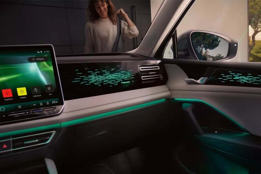 Ambient Light con un semplice tocco ti permette di illuminare delicatamente gli interni di Nuova Tiguan e scegliere tra 30 colori differenti; infatti, cinque strisce luminose ed elementi decorativi consentiranno di creare un'atmosfera personalizzata. Caratteristiche speciali sono il logo R-Line o la scritta Tiguan illuminati sul cruscotto, disponibili in base alla versione scelta.