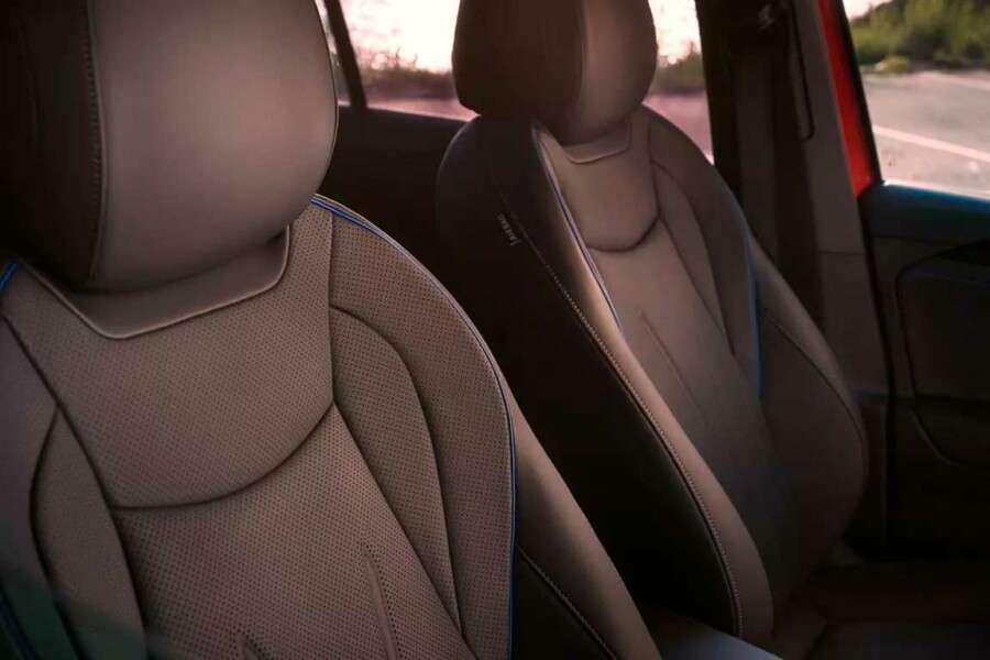 I sedili anteriori di Nuova Tiguan sono pensati per garantirti la massima comodità mentre sei alla guida, e ti permettono di arrivare a destinazione rilassato. Grazie ai sedili ergoActive opzionali con inserti in pelle e funzione di massaggio non vorrai più scendere dalla tua auto. Il cuscino del sedile e dello schienale possono essere riscaldati separatamente, e a richiesta potrai goderti anche il massaggio con punti di pressione a 10 zone o la ventilazione del sedile da attivare nelle giornate più calde.