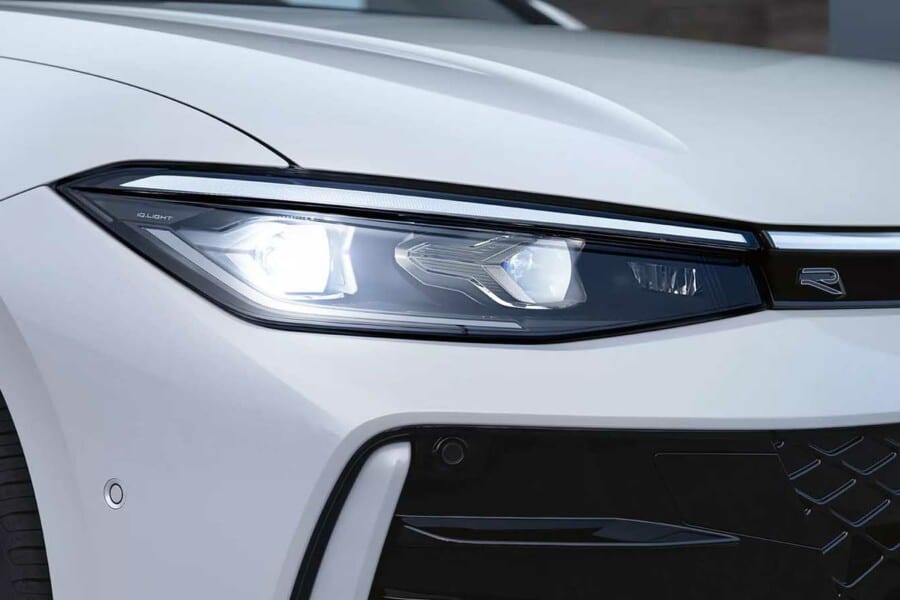 Uno degli equipaggiament di Nuova Passat cattura immediatamente l'attenzione: gli innovativi proiettori IQ.LIGHT. La tecnologia Matrix dei proiettori anteriori consente di guidare con gli abbaglianti sempre accesi senza infastidire gli altri automobilisti.⁠ Tra i fari e il logo Volkswagen si estende un'elegante striscia luminosa, che lascia emergere il carattere innovativo e ricercato del sistema di illuminazione targato Volkswagen. Il pacchetto (a richiesta per la versione Business e di serie per la versione R-Line) include anche i gruppi ottici posteriori 3D LED con luce di stop animata e indicatore di direzione dinamico integrato, che suggerisce la direzione con un movimento luminoso continuo.