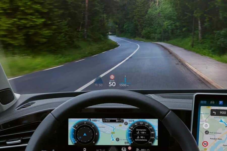 Poter controllare informazioni importanti mantenendo comunque lo sguardo sulla strada è il grande vantaggio offerto dall’Head-up display opzionale. Parte del parabrezza diventa una superficie di proiezione che mostra la tua velocità, i messaggi provenienti dai sistemi di assistenza alla guida o le istruzioni di navigazione. La proiezione rimane chiaramente leggibile anche quando la luce colpisce il parabrezza in modo diretto. E, se lo preferisci, puoi spegnere il display in qualsiasi momento.
