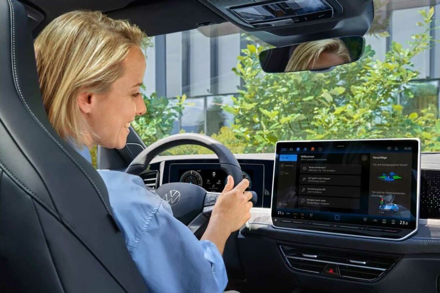 Il nuovo assistente vocale IDA ti consente di gestire comodamente la radio, il telefono, la tua musica, il climatizzatore a tre zone e il sistema di navigazione, opzionali, tramite comando vocale. Puoi, tra l'altro, selezionare la stazione radio oppure cercare con la tua voce un contatto in rubrica o il numero di telefono corrispondente.  L'assistente vocale si avvia semplicemente dicendo "Ciao, IDA". Capisce anche frasi colloquiali come “Ho freddo”, oppure “Dove posso trovare un ristorante?”. Inoltre, grazie ai microfoni digitali, ora riconosce anche se sta parlando il conducente o il passeggero, per poter fornire, ad esempio, l'aria condizionata in modo specifico alla persona che ne fa richiesta.  IDA consente anche l'accesso alle conoscenze mondiali messe a disposizione da partner esterni su Internet (come notizie, meteo, sport, ed altro ancora).