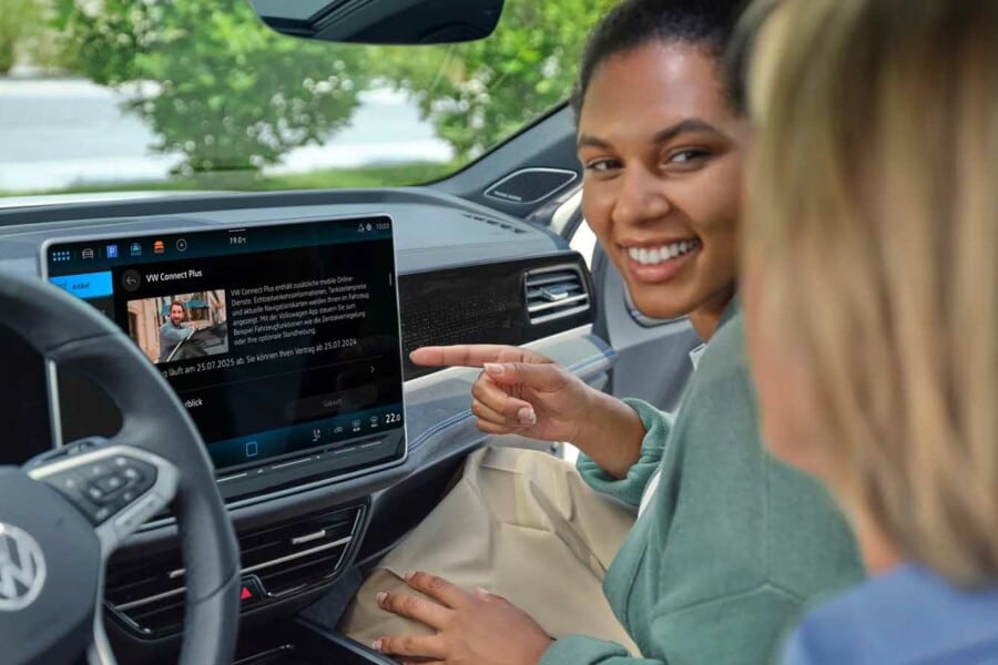 A bordo di Nuova Passat molte funzioni possono essere aggiornate oppure attivate successivamente mediante Upgrades1. In questo modo, a seconda della dotazione della vettura, è possibile attivare in un secondo momento, ad esempio, il riscaldamento dei sedili anteriori, il controllo degli abbaglianti Light Assist, la navigazione per la radio Ready2Discover e il nuovo Voice Control con tecnologia IDA.