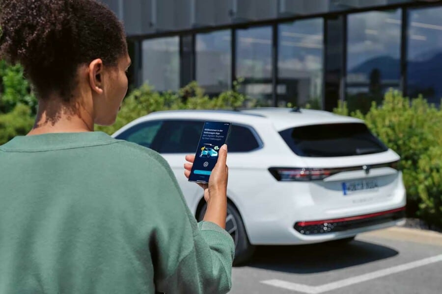 Grazie al collegamento in rete di VW Connect1 hai a disposizione una vasta gamma di servizi. Dopo aver effettuato l'attivazione una tantum e la registrazione con il tuo Volkswagen ID, utilizzare gli innovativi servizi online è davvero facile.  A bordo della tua Volkswagen, VW Connect rende la vita di tutti i giorni non solo più piacevole, ma anche più semplice. Permette l'accesso alle informazioni importanti relative alla vettura e assicura il massimo supporto grazie alla chiamata al soccorso stradale o alla Richiesta Appuntamento Service.  E con l'app Volkswagen per lo smartphone puoi controllare i dati più importanti della tua auto anche in viaggio: puoi verificare, per esempio, l'autonomia residua o lo stato di chiusura di porte e finestrini.
