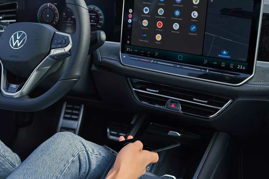 Guidare in sicurezza e, allo stesso tempo, telefonare? L'interfaccia per cellulare Comfort ti offre tutto ciò di cui hai bisogno: il sistema vivavoce dispone di microfoni nella consolle sul tetto, mentre gli altoparlanti interni garantiscono un'elevata qualità del suono. Il vano portaoggetti anteriore dispone inoltre della funzione di ricarica induttiva, per caricare contemporaneamente in modalità wireless fino a due telefoni cellulari conformi allo standard Qi. Il collegamento all'antenna esterna è assicurato anche in modalità wireless per ottimizzare la qualità della ricezione.