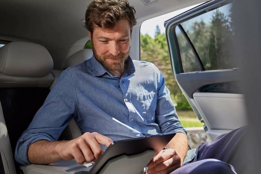 Ascolta la tua musica preferita a bordo di Nuova Passat con Streaming & Internet1. È sufficiente effettuare il log-in con i tuoi dati e accedere direttamente tramite il sistema di infotainment della vettura, senza alcun dispositivo esterno. E con il servizio web radio potrai approfittare di tutti i vantaggi della radio via Internet. Così, cercare e riprodurre stazioni radio in diretta e podcast sarà davvero semplice. Grazie all'hotspot Wi-Fi integrato, tu e i tuoi passeggeri potrete inoltre contare su una connessione Internet che consente la navigazione fino a otto dispositivi.