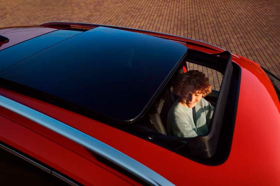 Disponibile a richiesta, il tetto panoramico apribile e scorrevole elettricamente attira ogni sguardo. Grazie alla sua ampia superficie vetrata, illumina l'abitacolo e offre una visuale senza limiti sul cielo. Il parasole elettrico protegge dall'eccessiva luce solare. Desideri un po' d'aria fresca? La metà anteriore del tetto può essere inclinata o aperta completamente.