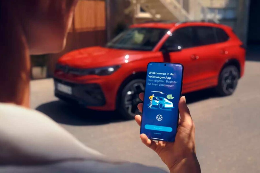 VW Connect non solo rende più piacevole la vita di tutti i giorni a bordo della tua Volkswagen, ma anche più comoda. Ti consente di accedere a informazioni importanti sul veicolo e offre comodi servizi come la chiamata in caso di guasto o la Richiesta Appuntamento Service.  E con l'App Volkswagen per il tuo smartphone, anche quando sei lontano dalla vettura.