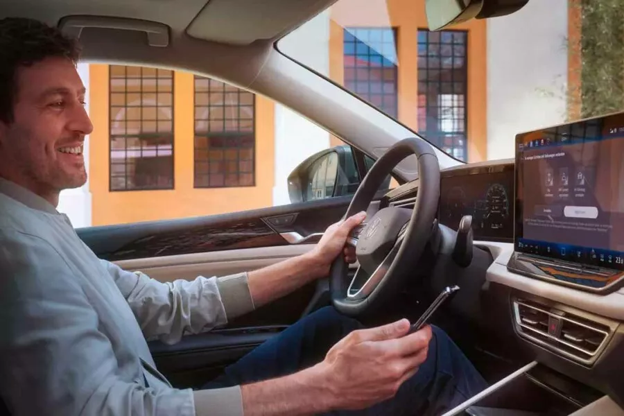 VW Connect Plus offre ulteriori tecnologie intelligenti per potenziare la tua Volkswagen. Queste includono la navigazione intelligente, che fornisce informazioni aggiornate sul traffico e aggiorna il percorso in tempo reale. La funzione di calcolo del percorso online ti consente di reagire in modo flessibile al cambiamento delle condizioni e scegliere il miglior percorso possibile.