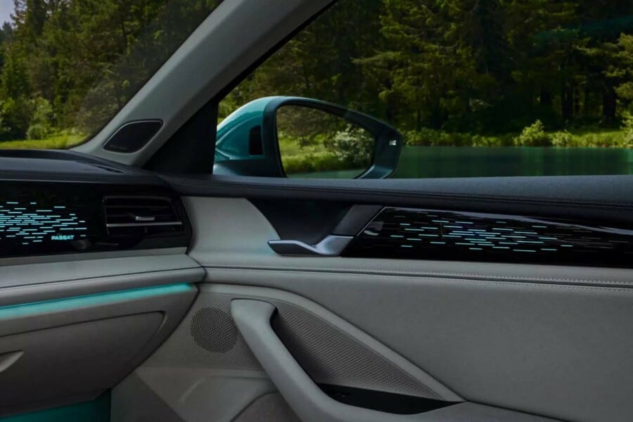 A seconda del tuo stato d'animo, puoi dare un tocco personale agli interni della tua Nuova Passat, nel vero senso della parola: scegli tra dieci colori disponibili come optional con i pacchetti Interior Pack e Sedili ergoActive Plus (sono disponibili 30 colori di serie per la versione R-Line) e crea nell'abitacolo un'atmosfera luminosa unica, grazie agli inserti luminosi sulla plancia, sulle finiture delle portiere, nello spazio per i piedi e sul porta smartphone.