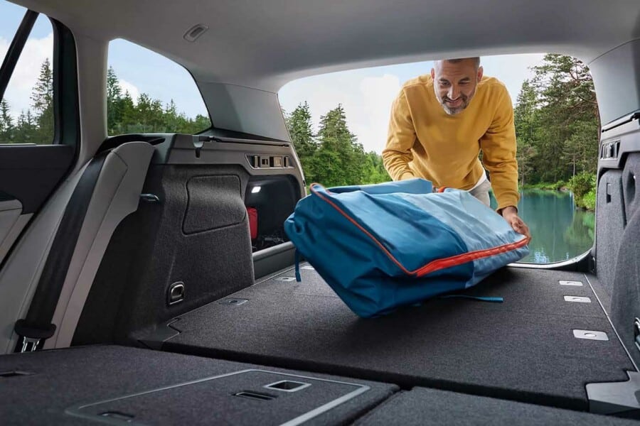 Lasciati ispirare dalla sensazione di spaziosità all'interno di Nuova Passat. Con la leva del cambio ora posizionata dietro il volante, nella consolle centrale è presente altro spazio contenitivo, persino per il tuo tablet. La sapiente organizzazione degli spazi aumenta di 40 litri anche la capacità del bagagliaio, che raggiunge un volume di 690 litri, e fino a 1920 litri con i sedili posteriori ribassati. Nuova Passat dispone, inoltre, di nuovi vani portaoggetti e spazi di stivaggio nelle porte e in altre aree non immediatamente visibili dell'abitacolo. Ad esempio, all'interno del bracciolo centrale, regolabile singolarmente, i passeggeri possono servirsi di portabicchieri e di un porta smartphone.