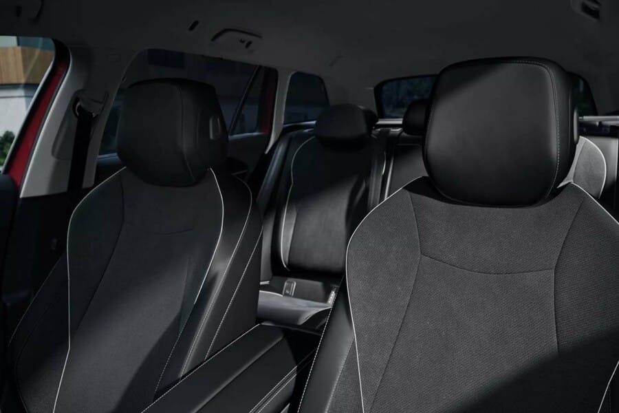 I nuovi sedili ergoActive in pelle o microfibra ArtVelours sono disponibili di serie a partire dalla versione Business e grazie alle numerose funzioni di massaggio, ti assicurano una straordinaria sensazione di benessere fin dal momento in cui sali a bordo. A partire dalla versione Business, per il conducente e il passeggero anteriore è disponibile il massaggio con punti di pressione a 10 zone fino all'altezza delle spalle. In aggiunta, di serie per R-Line e a richiesta per Business, è disponibile anche la funzione di ventilazione del sedile. Inoltre, la seduta e lo schienale sono riscaldabili separatamente.