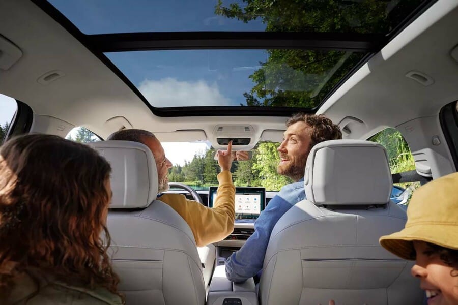 Prova una sensazione di libertà senza confini con il tetto panoramico opzionale inclinabile e scorrevole. Si estende ampiamente su quasi tutta la larghezza del tetto, illuminando gli interni di luce naturale e offrendo ai passeggeri una vista praticamente illimitata del cielo. La tendina avvolgibile in tessuto protegge dalla luce solare troppo intensa. Ti va un po' d'aria fresca? Basta premere un pulsante e la metà anteriore del tetto si aprirà o scorrerà dolcemente sopra la parte posteriore, regalandoti un'esperienza di guida unica.