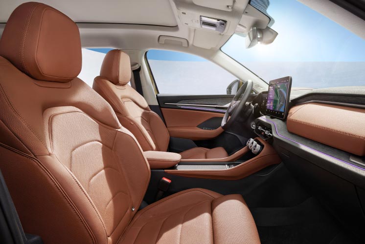 L'abitacolo è completamente rinnovato, con un touchscreen da 12,9 pollici