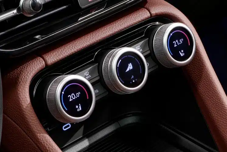 Godetevi i sedili massaggianti e il climatizzatore a tre zone.