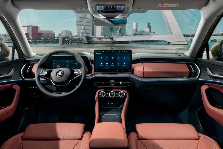 Controllo vocale, volante multifunzione e 3 Smart Dials situati sotto l'infotainment.