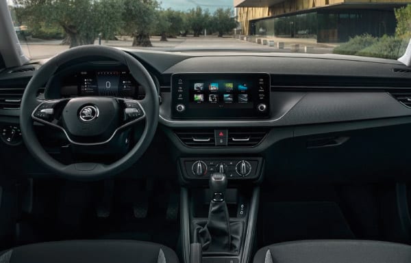 Gli interni offrono ai passeggeri un’atmosfera piacevole e comfort a volontà.