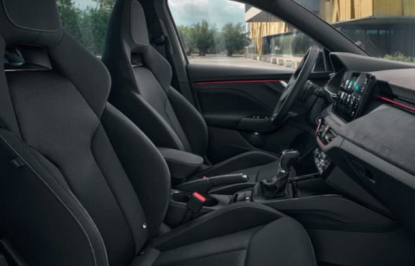 Le luci ambientate sono disponibili in biacco e rosso.