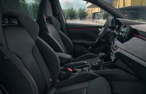 Le luci ambientate sono disponibili in biacco e rosso.