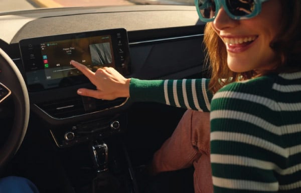 Il cruscotto presenta un Infotainment con layout aggiornato e tasti più ergonomici, come il controllo del clima con pulsanti e controlli rotanti. Ben due display, da 8 e da 8.25 pollici.