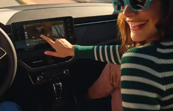 Il cruscotto presenta un Infotainment con layout aggiornato e tasti pi&ugrave; ergonomici, come il controllo del clima con pulsanti e controlli rotanti. Ben due display, da 8 e da 8.25 pollici.