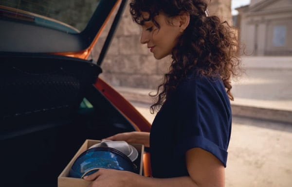 Lo spazio aumentato anche per i passeggeri posteriori, l'ampia capienza del bagagliaio  e le Soluzioni Simply Clever tipiche di Škoda offrono dettagli che aumentano il comfort.