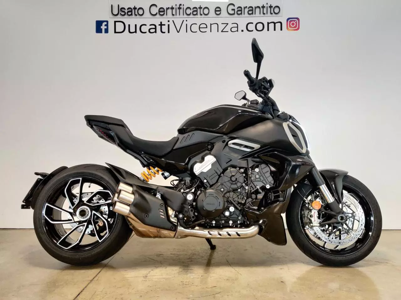 DIAVEL V4 THRILLING BLACK - DICEMBRE